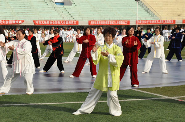 2016年呼和浩特市首届万人太极拳群众展演活动隆重举行