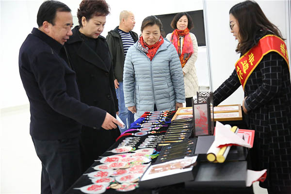 2018年11月14日呼市一中举办传统文化节暨非遗进校园活动，市非遗中心主任吴和义陪同文新广局副局长娜敏参观非遗展_副本.jpg